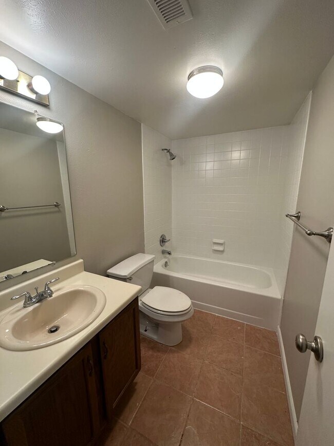 Building Photo - Spacious 2bed/2bath Apartment in unit W/D! $599 Move in special!