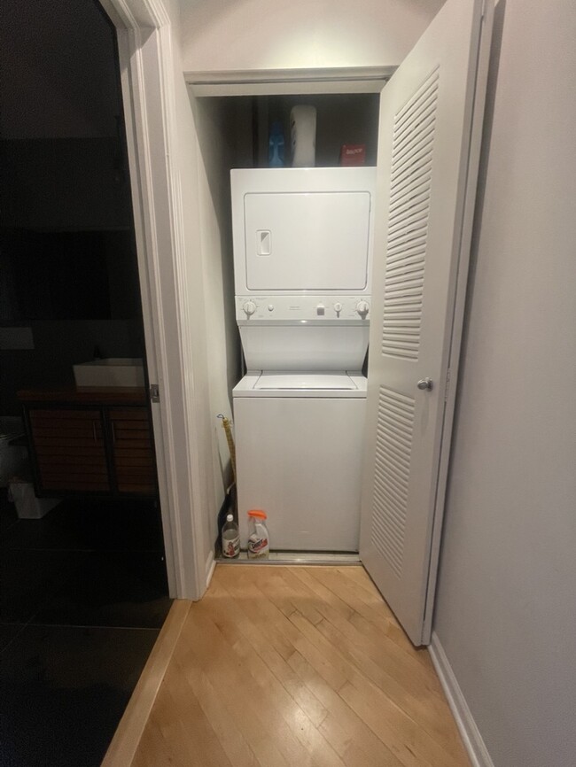 in-unit laundry - 1000 W 15th St