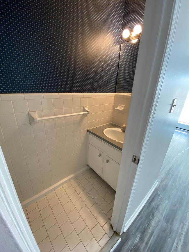 Building Photo - 2Bedroom 1.5Bath - $900 - REDUCED RENT!!