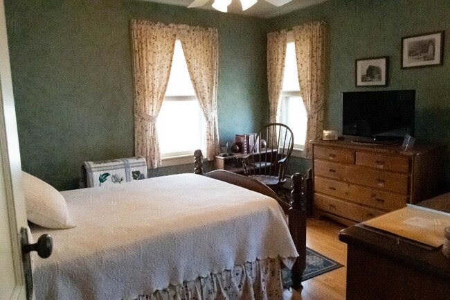 Building Photo - 10 Wallace Aveune