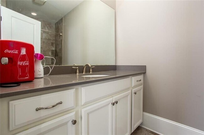 Building Photo - 4939 Kentwood Dr