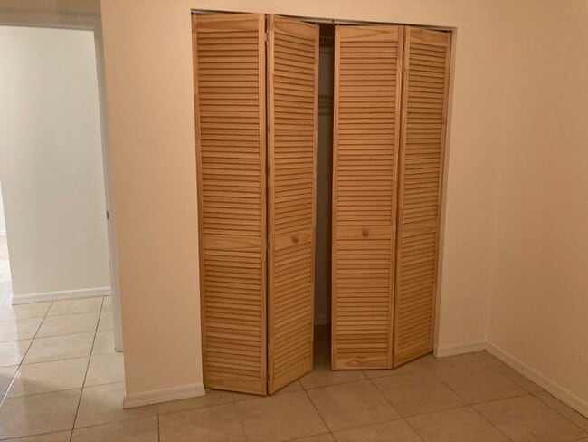 Building Photo - 1210 6th Dr