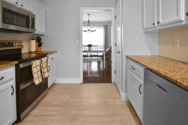 Building Photo - Three Bedroom with Bonus!