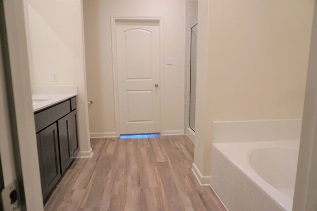 Building Photo - Modern 4 Bedroom Home in Windmill Farms with Community Pools and Trails