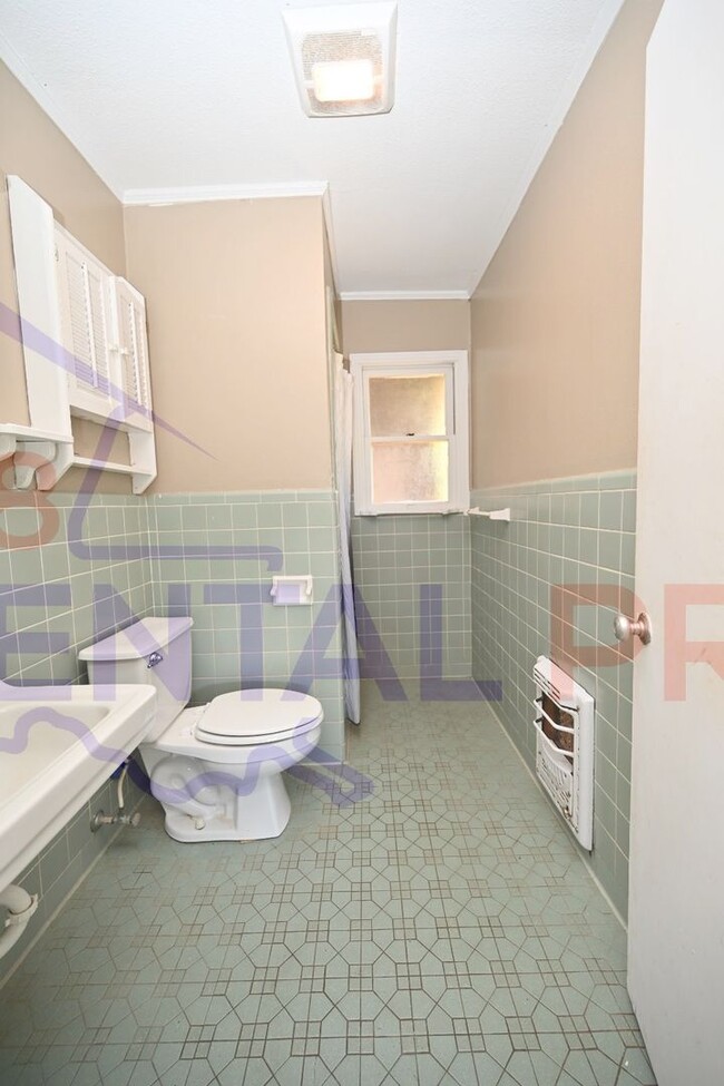 Building Photo - 1707 Lind Dr