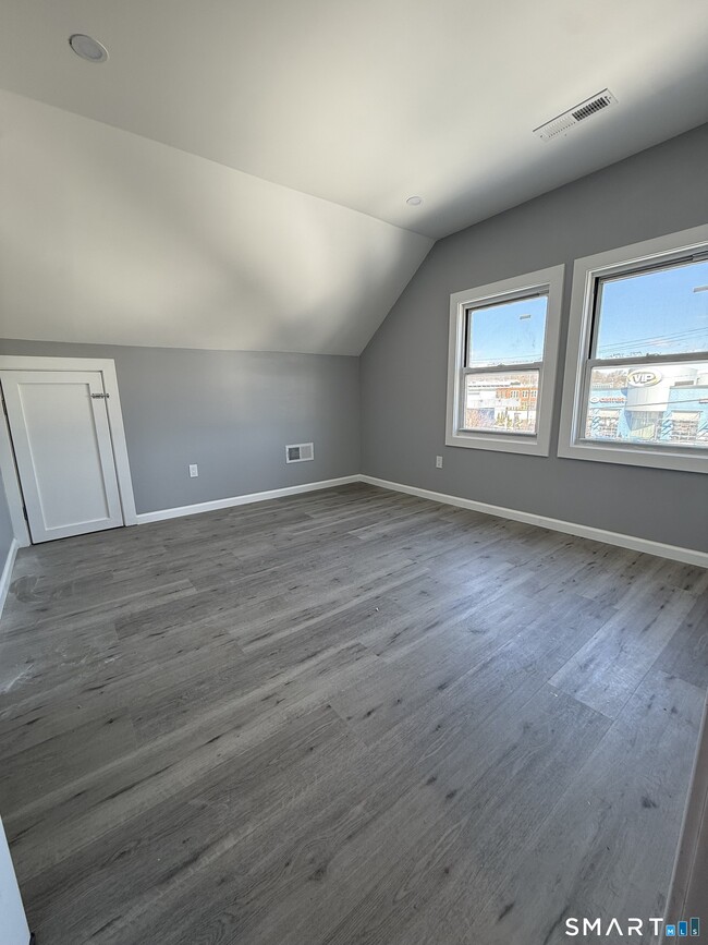 Building Photo - 1637 South Ave