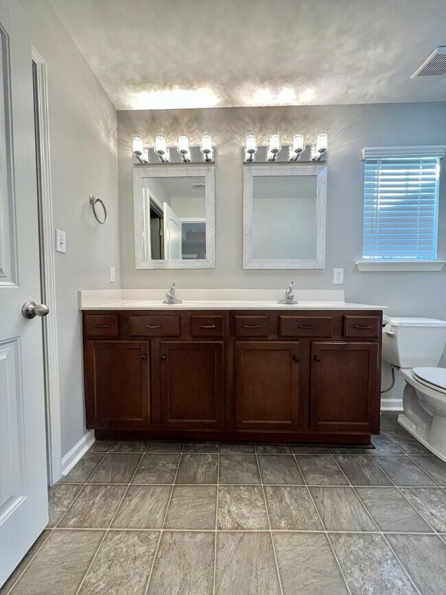 Building Photo - 4 Bed, 3 Bath w/ 2 Car Garage and Fenced Backyard