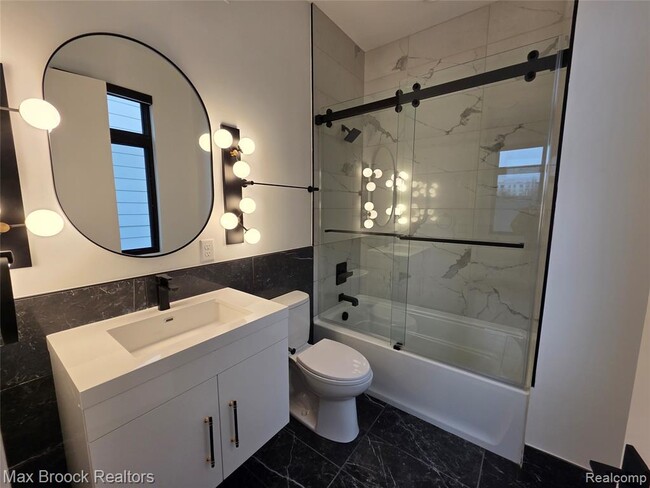 Building Photo - 1640 Bagley St