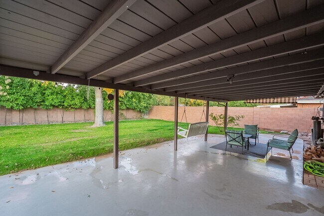 Building Photo - Fully Furnished 3 Bed 2 Bath & Garage in North Central Phoenix