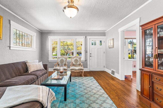 Building Photo - 5bd/2.75ba Seattle Home
