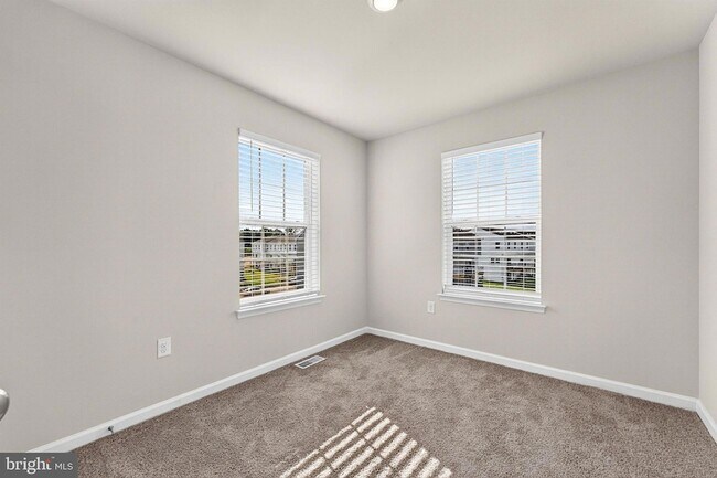 Building Photo - 157 Essex Dr