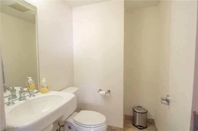 Building Photo - 701 W Lakeside Ave