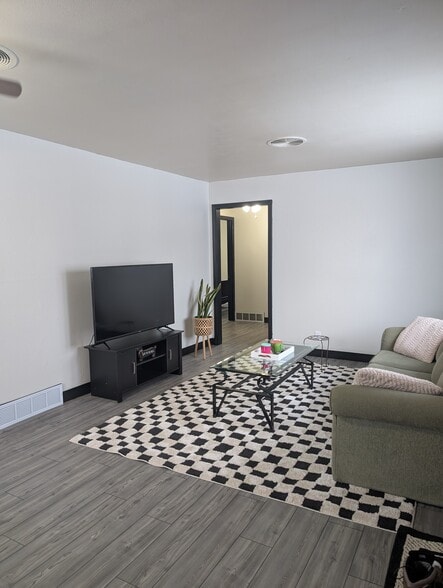 Building Photo - 211 E Jackson St