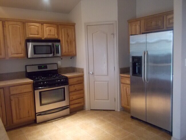 Building Photo - Beautiful home close to HAFB and town.