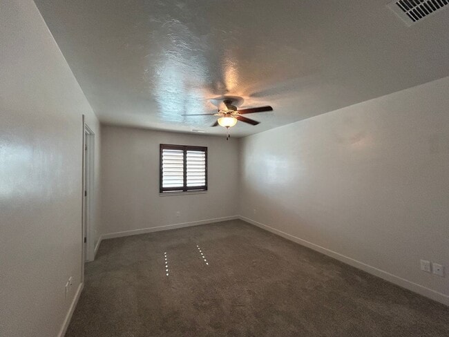 Building Photo - Modern Townhome