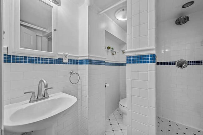 Building Photo - Updated 3-Bedroom, 2-Bath Home in the Heart of Englewood - Available Now!