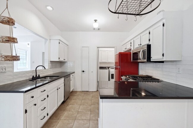 Building Photo - 6501 Brush Country Rd