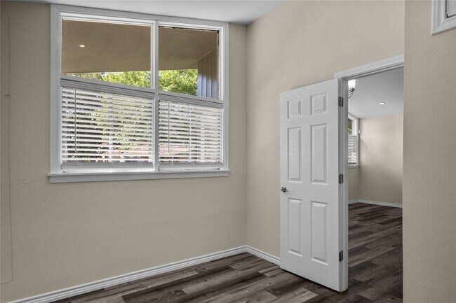 Building Photo - 1909 16th Ave N