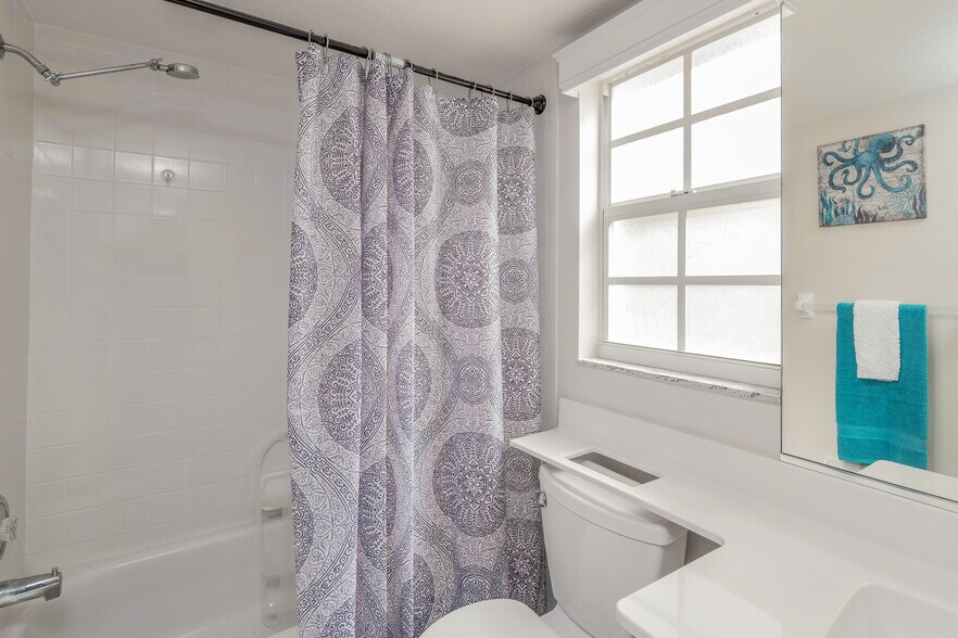 Guest Bath - 821 Montrose Dr