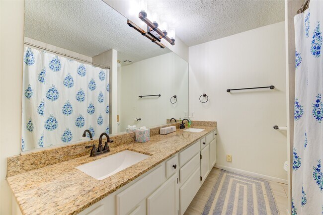 Building Photo - 56 E Village Knoll Cir