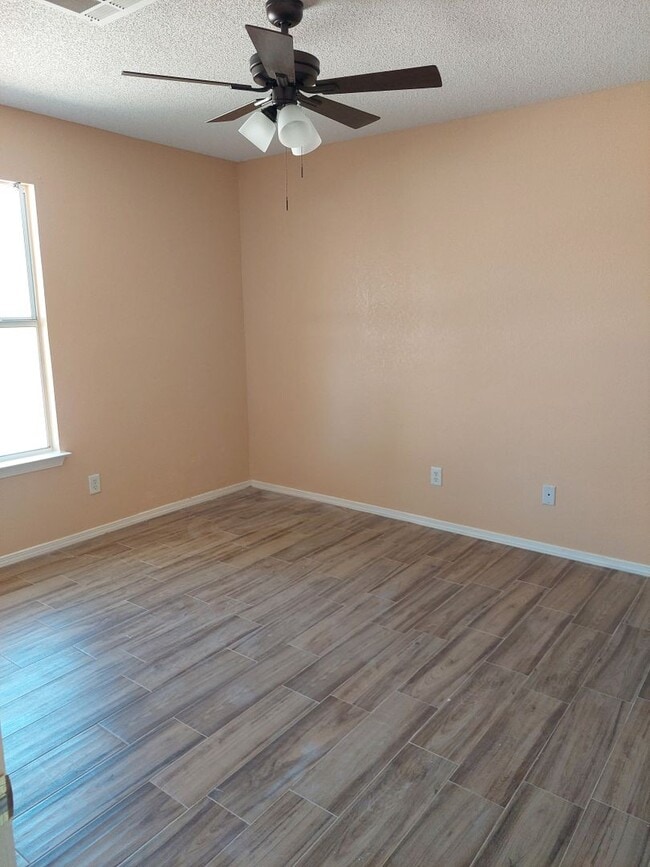 Building Photo - 3 bedroom 2 bathroom home!