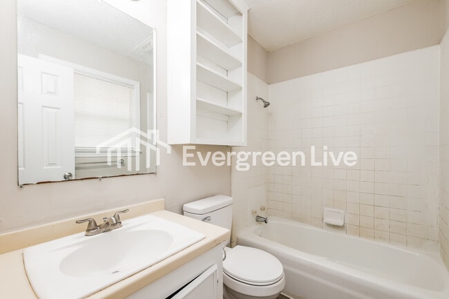 Building Photo - 5048 Riverwood Cir