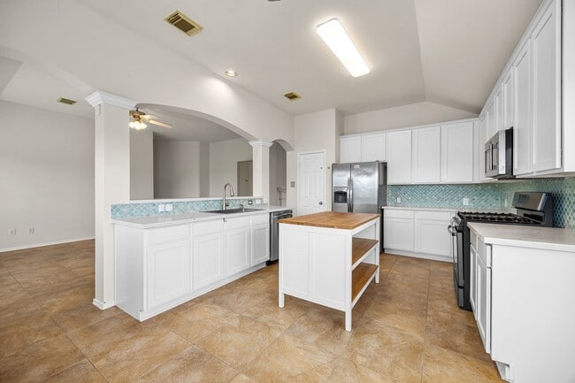 Building Photo - 4702 Forest Home Dr