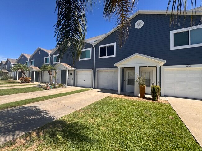 Building Photo - Beachside Retreat