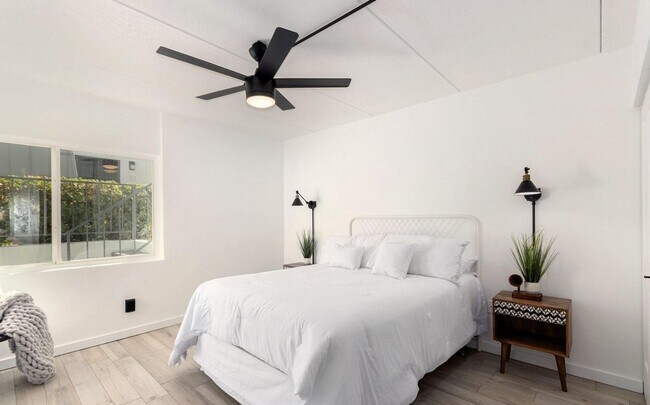 Building Photo - Option with 1 Month Free rent! 1 Bedroom with UTILITIES included!