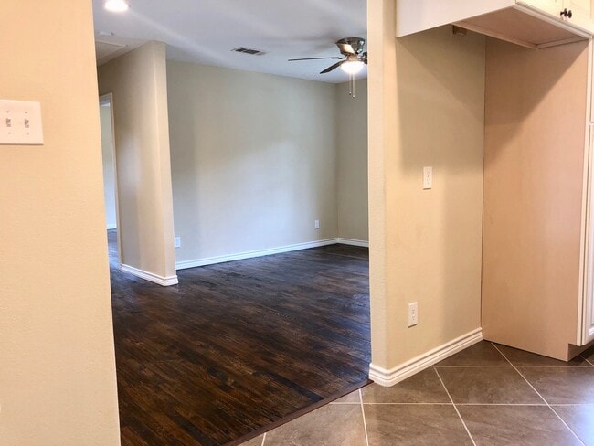 Building Photo - 2 Bedrooms - 1 Bathroom - LARGE Backyard!