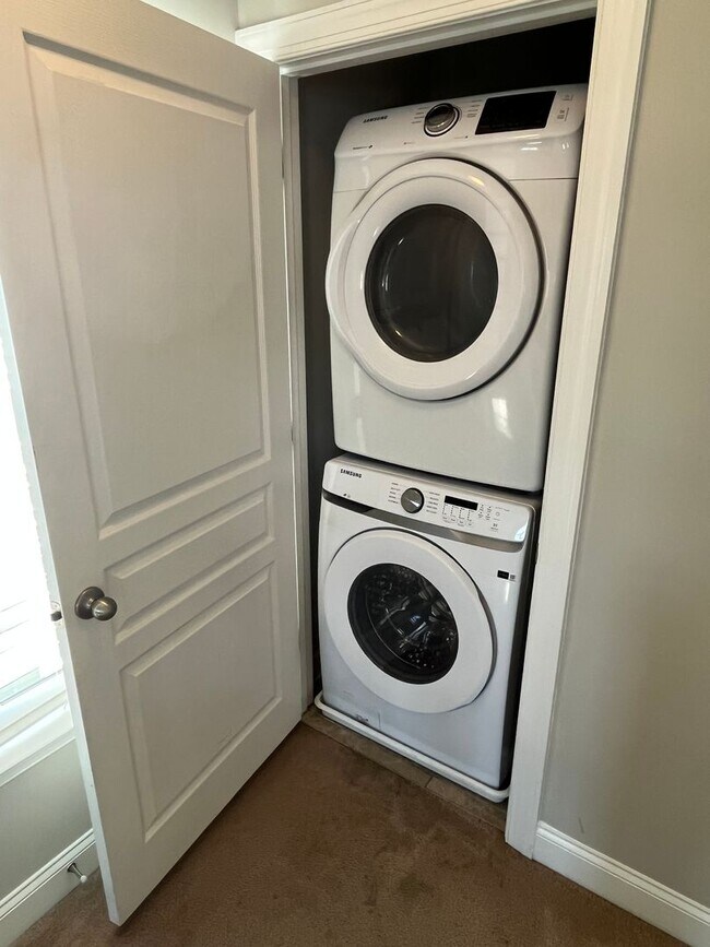 Building Photo - Rare 3 Bedroom townhome between Harrisburg...