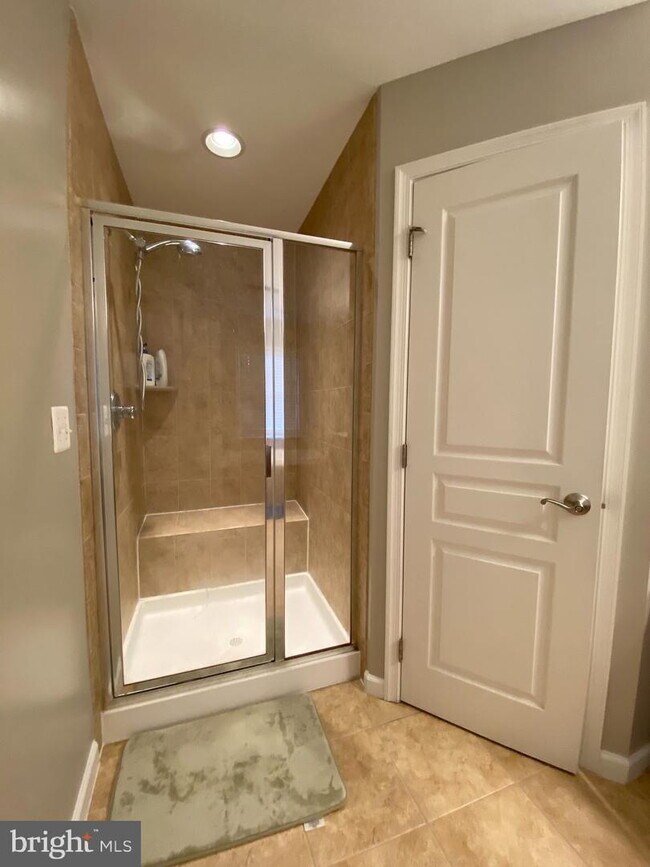 Building Photo - Bright & Spacious End-Unit Townhouse with Two-Car Garage!