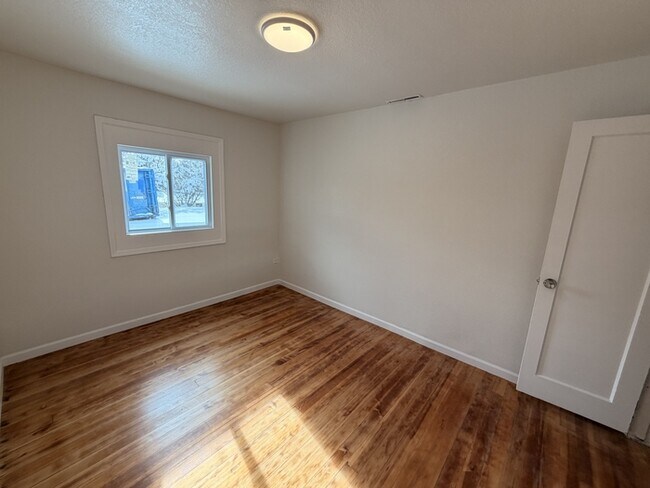 Building Photo - 105 S Kendall St