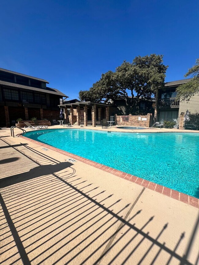 Building Photo - Edgecliff Downstairs 2/1.5 Unit