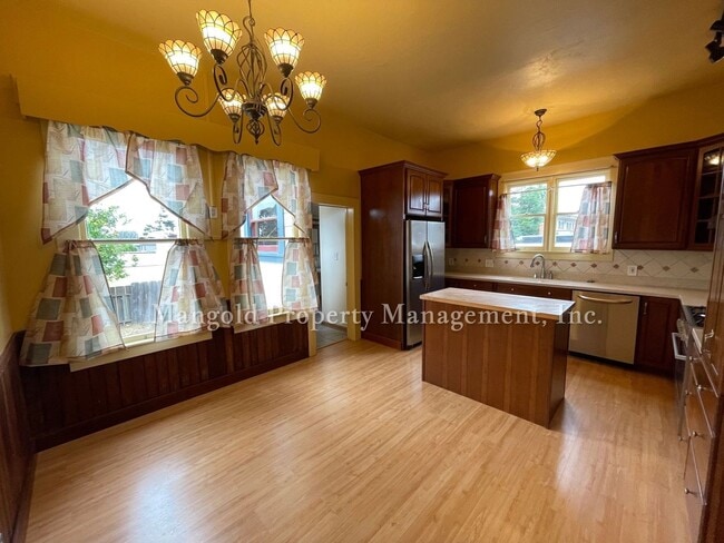 Building Photo - Beautiful Victorian Style 3-Bedroom Home C...