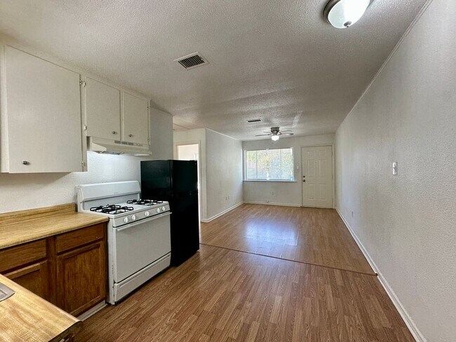 Building Photo - 204-206 Smart Street