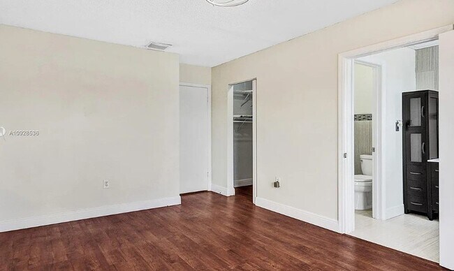 Building Photo - 8560 NW 193rd Ln