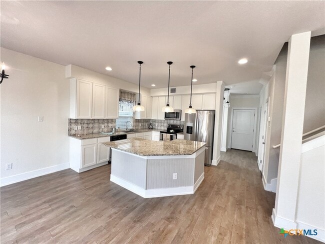 Building Photo - 223 Sapphire Dr