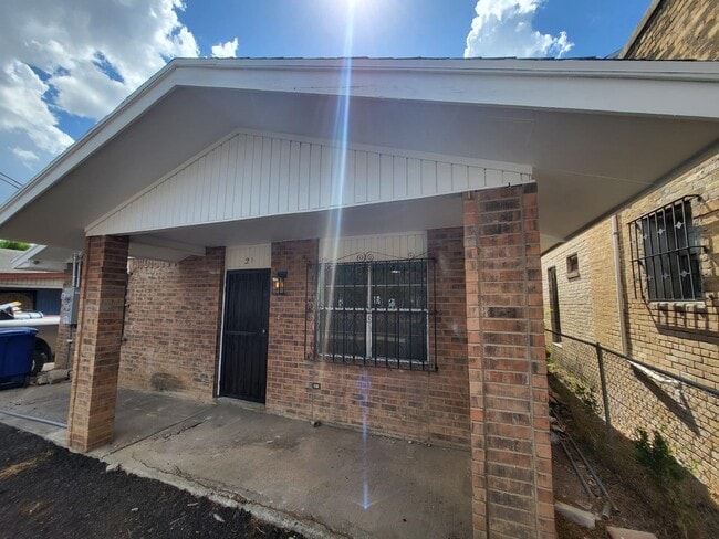 Building Photo - 216 N Meadow Ave