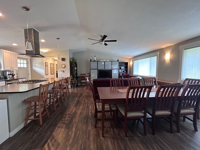 Building Photo - 3 Bedroom 2 Bath home in south Bellingham with a 2-car garage