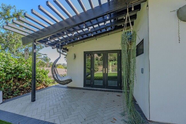 Building Photo - Luxurious Modern Living in the Heart of San Diego with Solar!