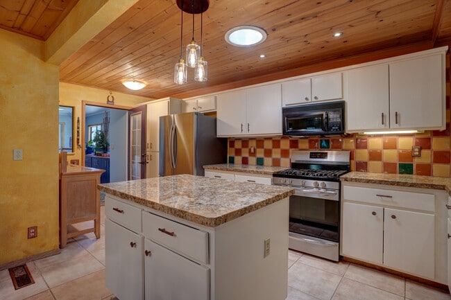 Building Photo - 1825 Vanderhoef Ln