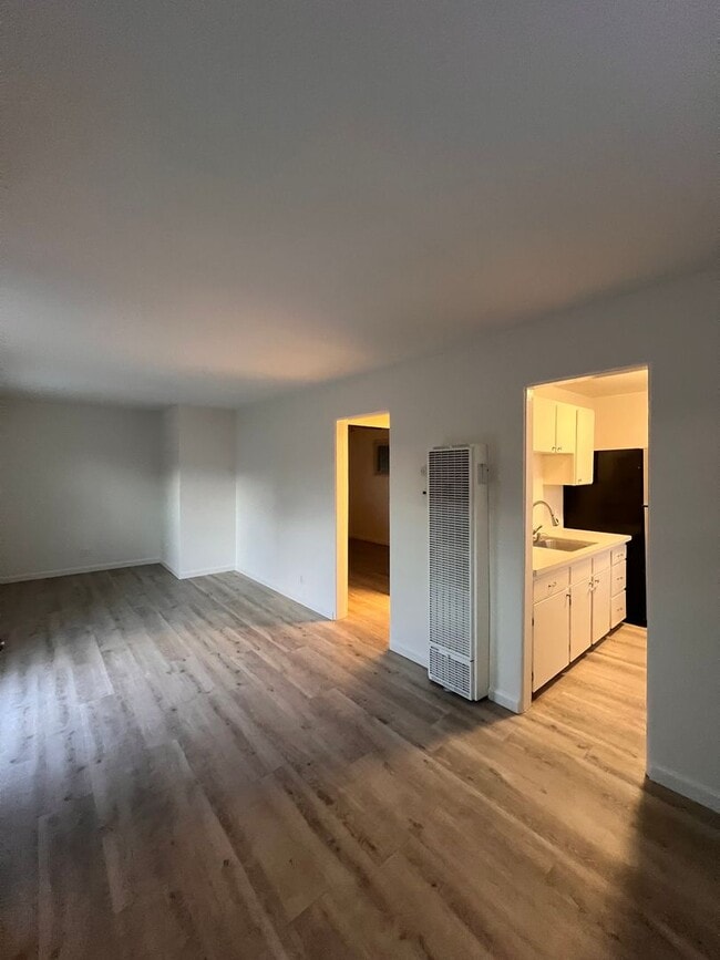 Building Photo - Cozy Cottage with large fenced yard, patio