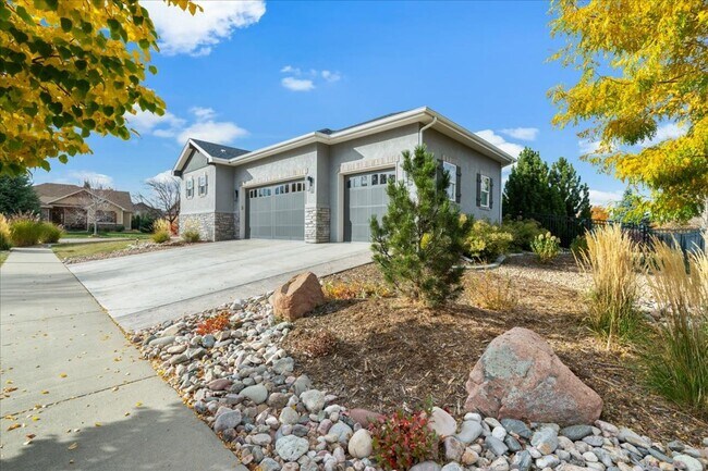 Building Photo - Stunning Custom Home in Gated Community!