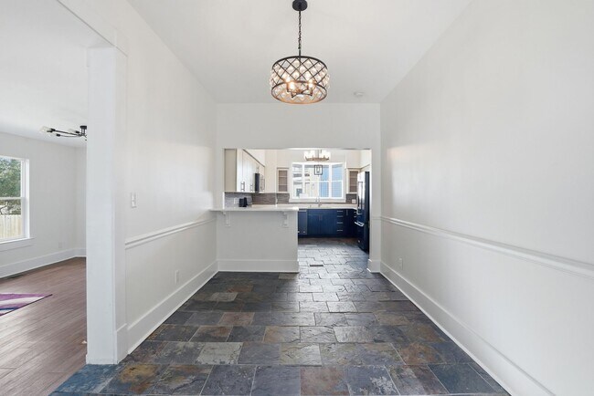 Building Photo - Beautiful Victorian Home for Lease in the Heart of Savannah