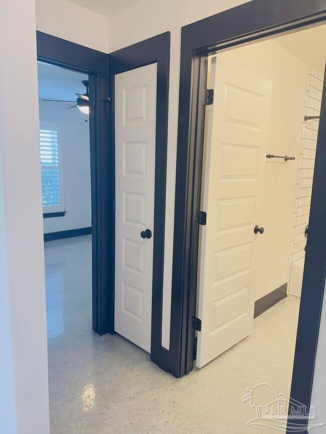 Building Photo - 6408 Sarasota St