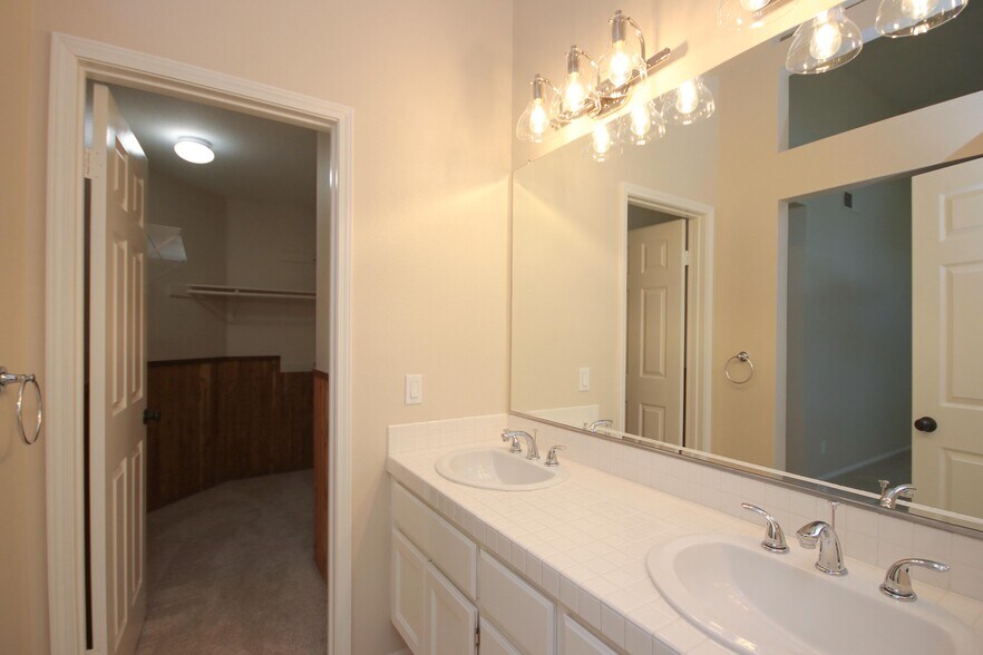 Building Photo - 1074 Rocton Dr