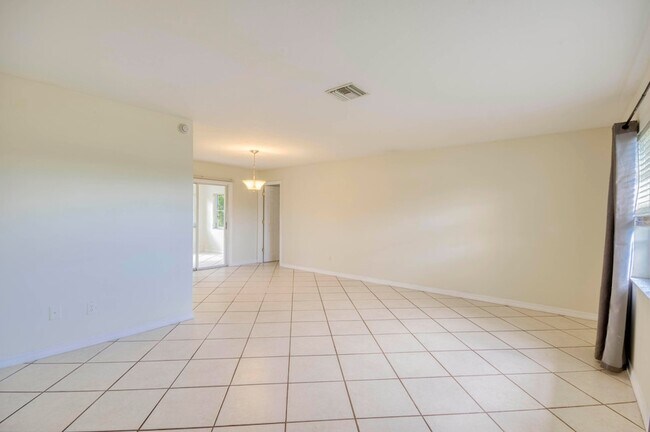 Building Photo - 2074 SE Doverbrook St