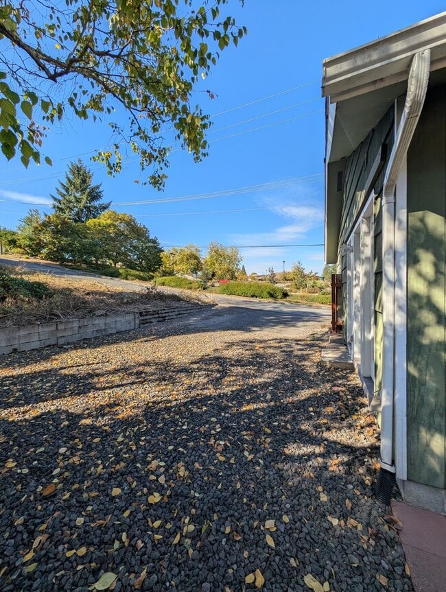 Building Photo - Well Maintained Duplex Unit in Bremerton, Available MARCH 15TH