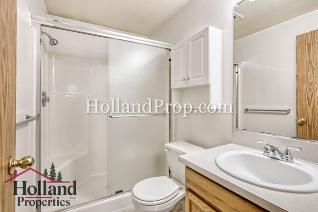 Building Photo - Lovely 2 bedroom unit with private fenced yard!
